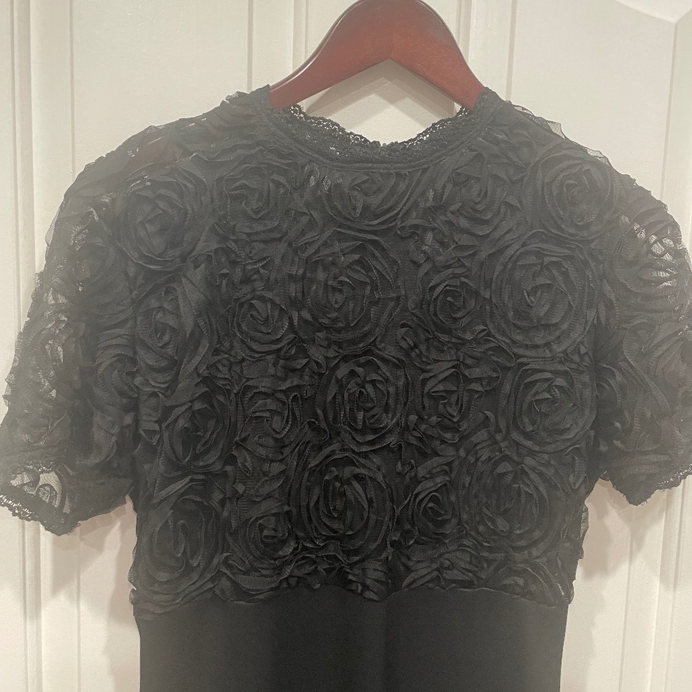 Elegant midi black dress in mint condition